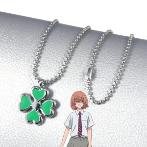 Collier de trèfle à 4 feuilles avec les feuilles vertes posé sur une table