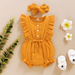 Combi-short avec un bandeau assorti pour fille, une paire de chaussures blanc et deux petites fleur comme décoration