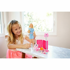 Poupée Barbie avec chien pour fille sur une table dans une maison