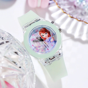 A stylish green quartz watch for girls, perfect for everyday adventures and play.