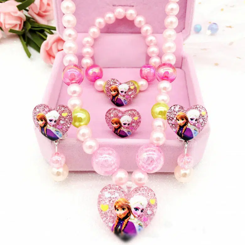 Detail of the Frozen 4-piece jewellery box set with open lid, highlighting the quality jewellery pieces inside.