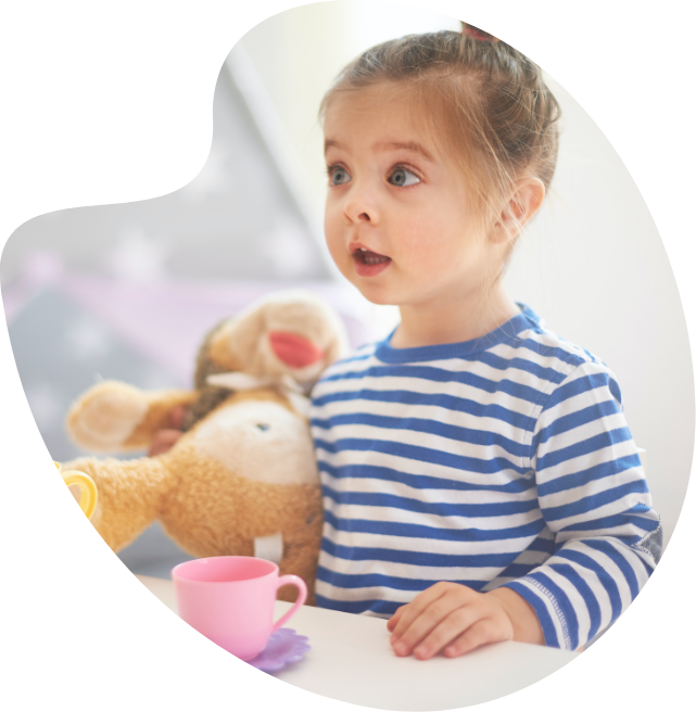 Petite pirate tenant une peluche