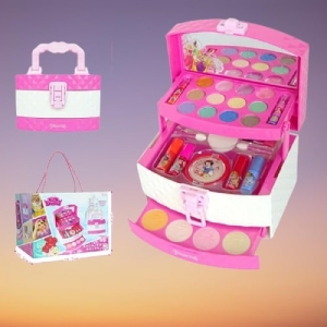 Close-up of the princess make-up set packaging for girls, featuring charming princess-themed artwork and design.