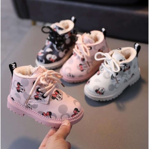 Bottines Disney Minnie pour filles sur une chaise dans une maison