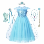 Robe inspirée de la Reine des Neiges, représentant la princesse Elsa. Cette tenue bleue scintillante est accompagnée d'une cape ornée de flocons de neige, d'une tiare, d'un sceptre, de gants et d'accessoires assortis. Parfaite pour les petites fans souhaitant incarner leur héroïne préférée.