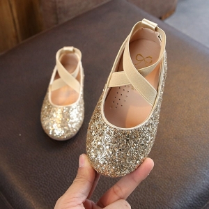 Ballerine à paillettes pour fille à la mode sur une chaise