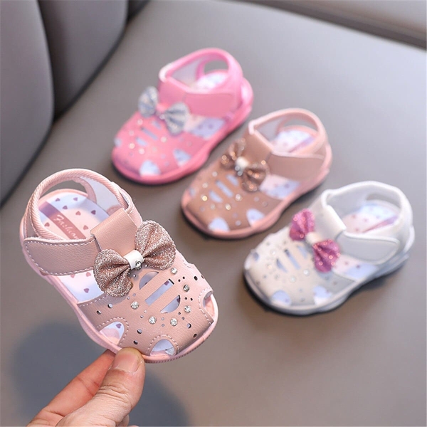Trendy glitter bow sandals for girls with dazzling sparkle, a fun and fashionable choice for sunny days and special occasions.