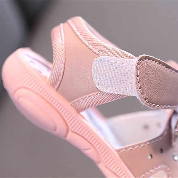 Close-up of the glittery bow on the girls sandals, highlighting the sparkling detail that makes these sandals truly stand out.