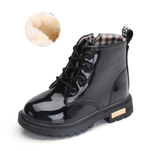 Bottines noires vernis pour fille sur fond blanc