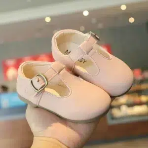 A pair of solid leather loafers for girls with a small buckle above the foot, combining classic style and durability for everyday and smart casual wear.