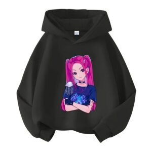 Sweat fille K-pop Demon Hunters Mira de couleur noire avec une capuche. Sur fond blanc.