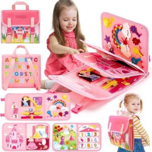 Petite fille qui joue avec le livre d'activité rose, avec autour des petites images de ce livre d'activité montrant les différents éléments
