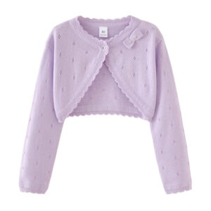 Un gilet pour fille à manches longues avec un nœud violet, avec bords ondulés et petits motifs, posé sur fond blanc.